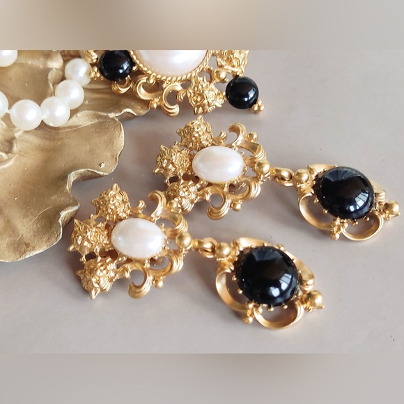 Vintage Avon Gold and Black Statement Earrings and Brooch - Picture 7 of 8